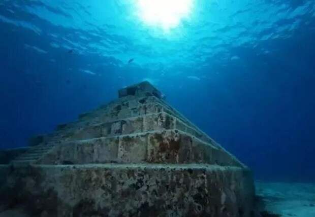 Доисторический древний город под морем недалеко от острова Нагуни, Япония