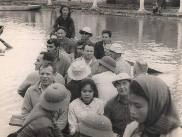 Группа советских летчиков-инструкторов с вьетнамскими товарищами. Фото из личного архива семьи Поярковых
