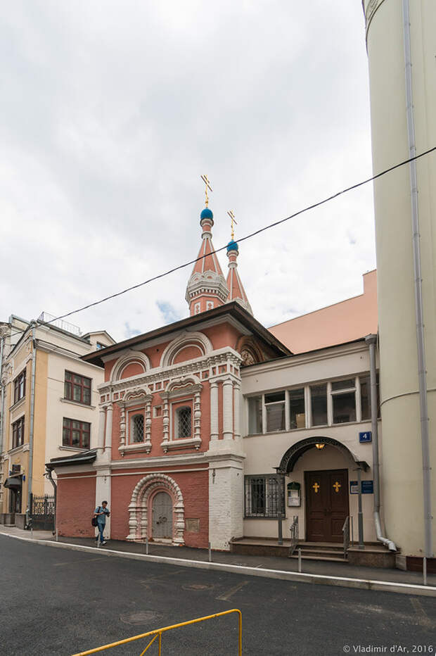 Старопанский пер 3. Старопанский переулок храм Косьмы и Дамиана. Космодамианская Церковь в Москве в Старопанском переулке. Храм Косьмы и Дамиана в Москве Столешников переулок. Церковь Космы и Дамиана в старых Панех.