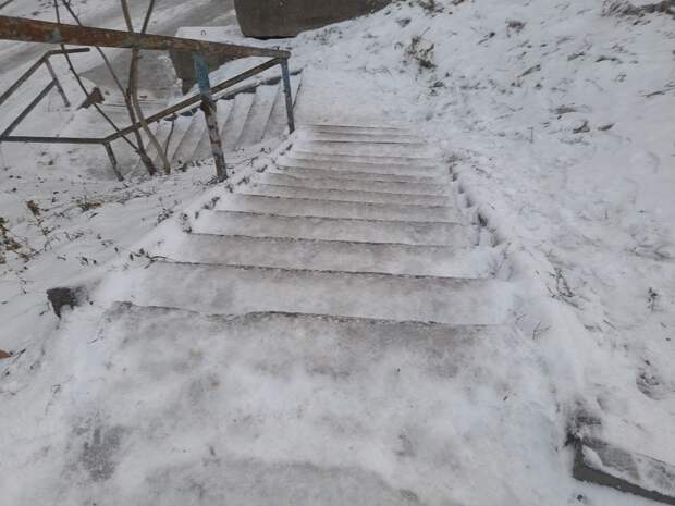 Гололёд превратил Владивосток в опасную полосу препятствий для людей