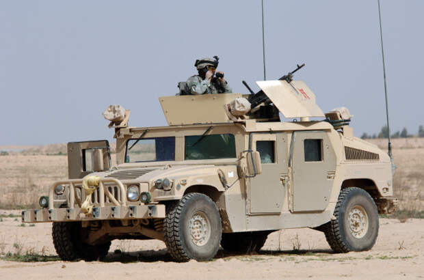 Армейский внедорожник Humvee.