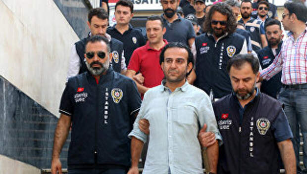 Арестованные после попытки переворота журналисты в здании суда в Стамбуле, Турция. Архивное фото