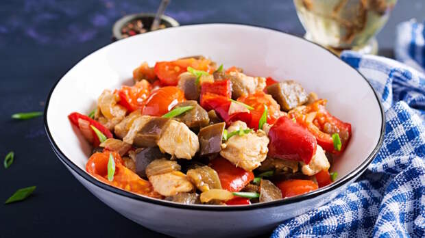 Готовим рагу с курицей и баклажанами: простой рецепт осеннего блюда с сезонными овощами