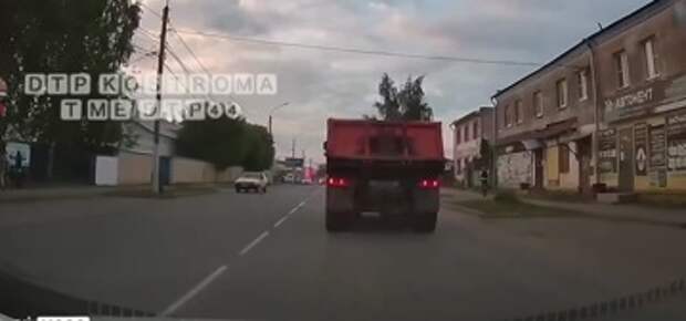 На 2-й Волжской в Костроме два пешехода попали под колеса, перебегая дорогу