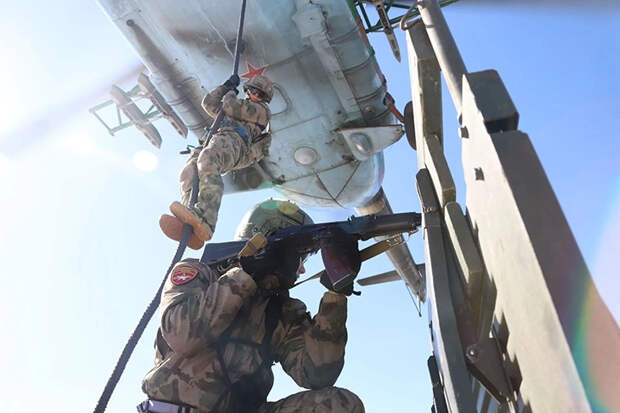 Штурмовая группа спецназа Росгвардии десантировалась под Новосибирском