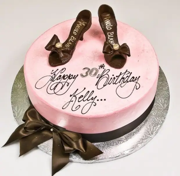 Торт на день рождения сестре прикольные. Оригинальные надписи на тортах. Креативные надписи на торт. Торт для девушки. Торт для подруги.