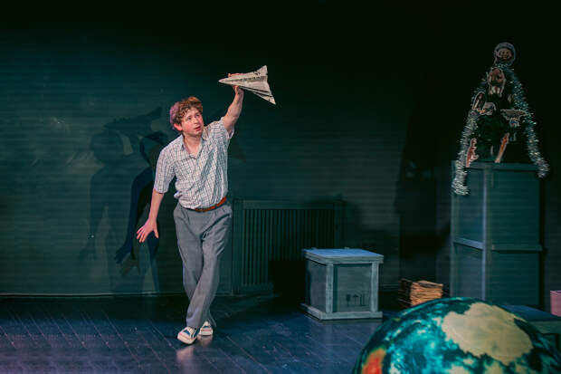 Сцена из спектакля «Небесный почтальон Федя Булкин»