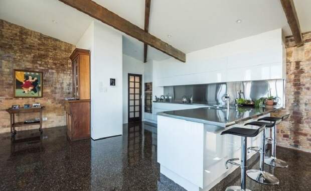 Австралийская пара за 5 лет превратила заброшенную полуразрушенную подстанцию в первоклассный особняк (фото)