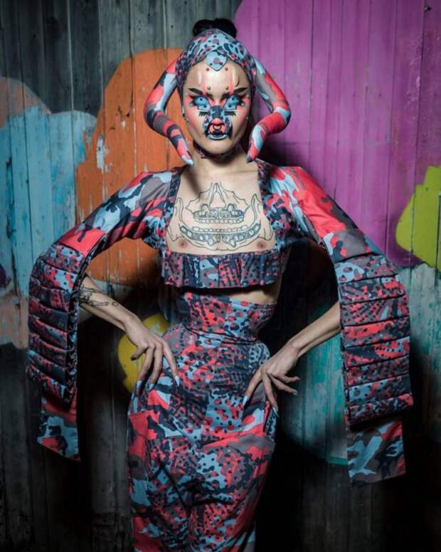 Сюрреалистический мейкап от квир-художницы Hungry превращает ее в инопланетянку