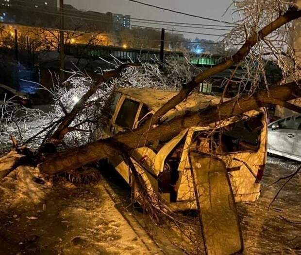 Во Владивостоке бетонная плита упала на машину из-за ледяного дождя