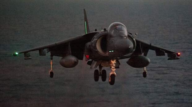 AV-8B Harrier готовится к посадке на борт корабля USS Makin Island AV-8B Harrier готовится к посадке на борт корабля USS Makin Island