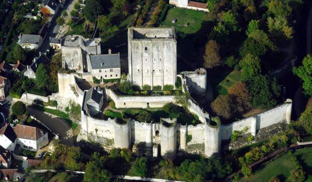 http://upload.wikimedia.org/wikipedia/commons/5/51/Loches_dungeon,_aerial_view_from_West.jpg