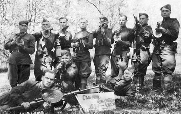 Бойцы НКВД ведут борьбу с бандитами в западных областях Украинской ССР, фото 1945 года.