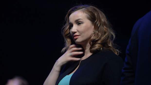 Раскрыта стоимость роскошного образа Анфисы Чеховой на прогулке у дома