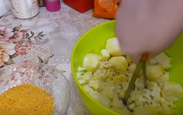 Картофель можно размять мялкой или пропустить через кухонный комбайн.
