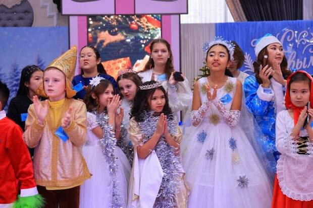 Более 200 детей стали гостями президентской елки в Карагандинской области