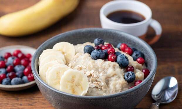 Одна каша не считается: 10 добавок, которые сделают овсянку идеальным завтраком