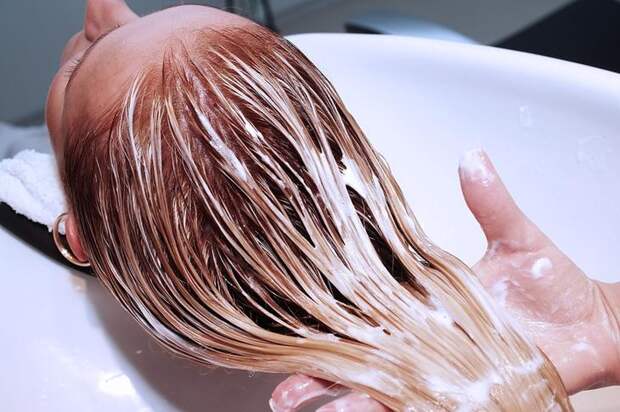 Маска для волос с солодкой прекрасно укрепляет поврежденные волосы