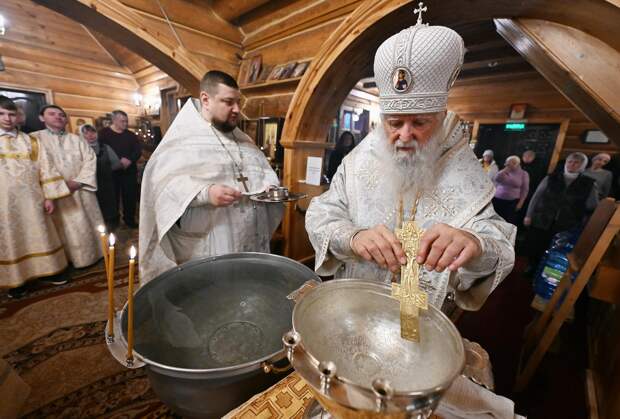 Россиянам объяснили способность крещенской воды долго сохранять свежесть