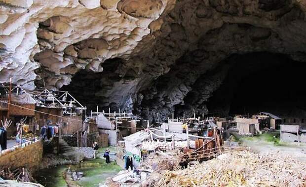В этой гигантской пещере живет 100 человек, есть баскетбольная площадка и даже была школа