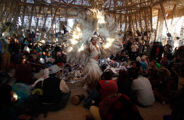 Участники фестиваля Burning Man в храме Юноны Участники фестиваля Burning Man в храме Юноны
