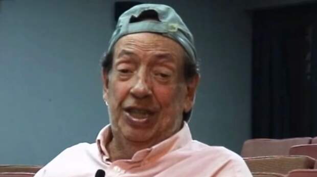 Звезда сериалов Оливейра пожаловался на проблемы с сексом в доме престарелых