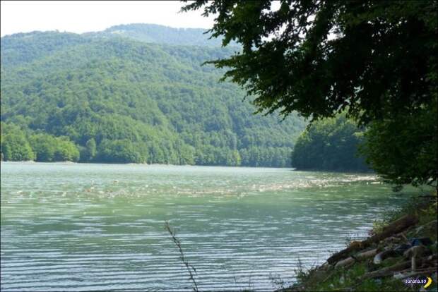 Уничтоженная красота озера в горах