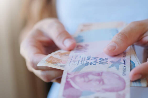 Глава TÜKODER Кочал предупредил о скрытых сборах у туристов в кафе Стамбула