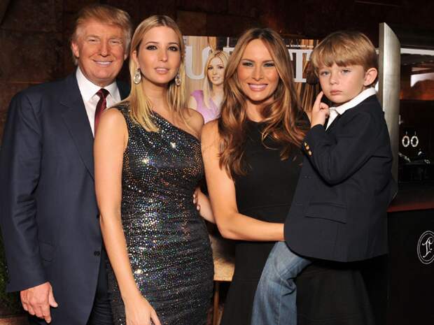 Бэррон Трамп в детстве с родителями и сестрой Иванкой Трамп