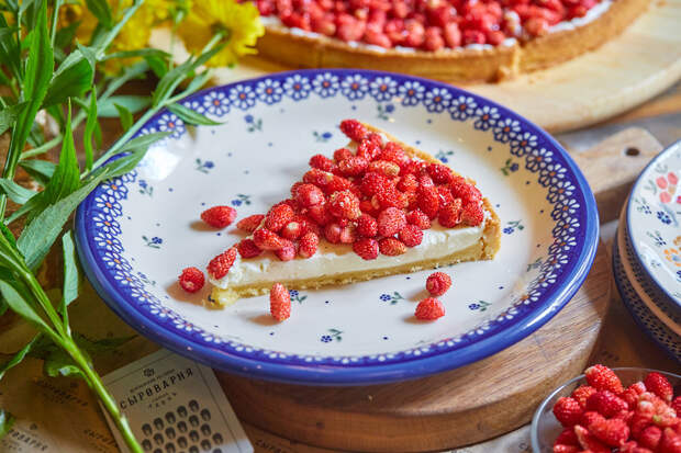 5. Пирог со свежей клубникой.