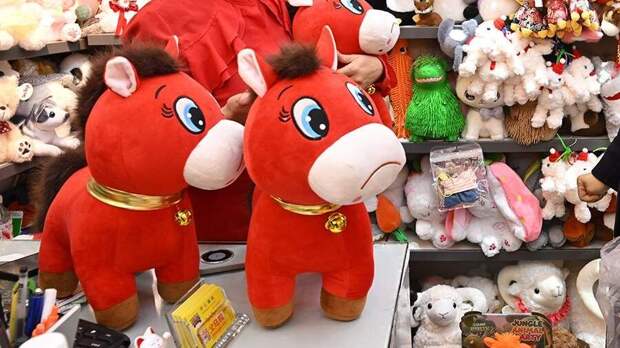 В Китае набирает популярность бракованная плюшевая лошадка с грустной улыбкой