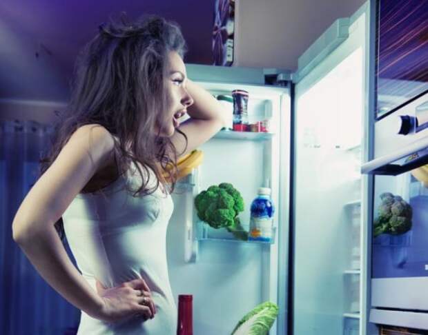 Девушка возле холодильника ночью
