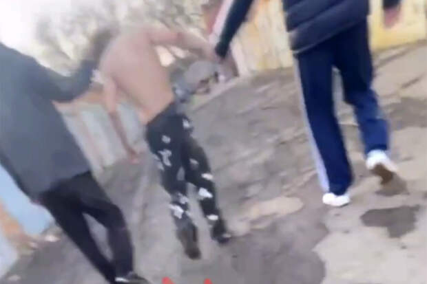 В Омске юноше отрезали клоки волос около гаражей