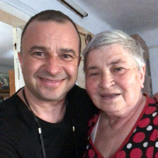 Виктор Павлик со своей мамой
