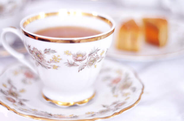 Не удивляйтесь, если в Казахстане вам подадут чашку чая, заполненную только на половину. Ни в коем случае не просите добавки, так как наполненная до краёв чашка чая означает, что хозяин желает поскорее выпроводить вас вон. (Laura D'Alessandro)