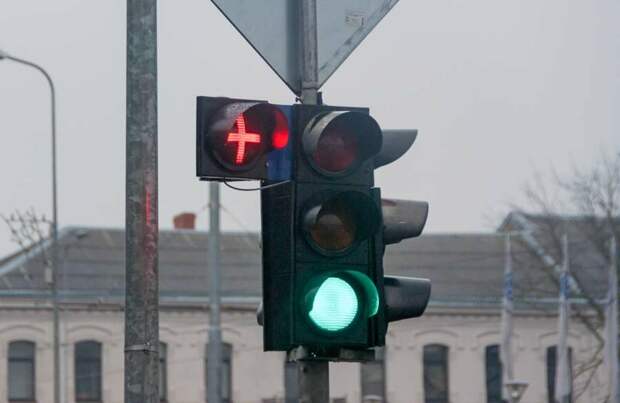 На дорогах стали появляться светофоры с дополнительной секцией-крестом. Что они означают?