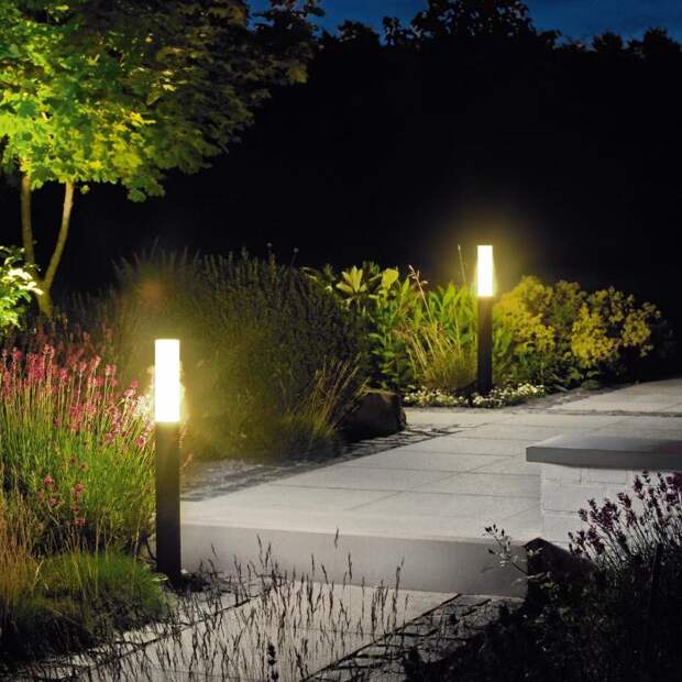 Уличные светодиодные светильники в ландшафтном дизайне садового участка.