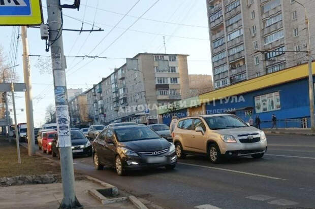 На улице Октябрьской в Туле собралась пробка из-за ДТП утром 24 марта