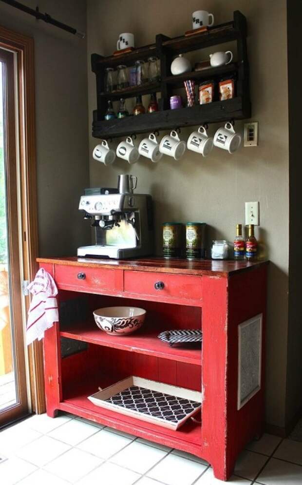 С помощью функциональной мебели небольших размеров в углу можно обустроить мини-бар для приготовления кофейных напитков.