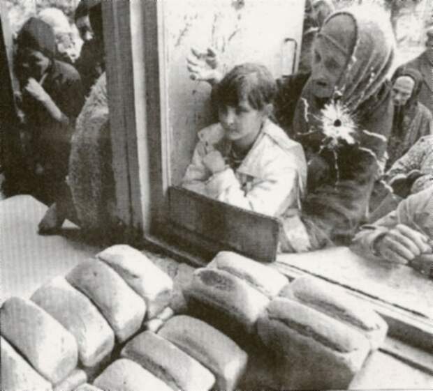 Абхазия, Пицунда, декабрь 1992. Очередь за хлебом фото