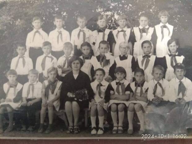 Май 1975 года, наш выпускной 3.jpg Май 1975 года, наш выпускной 3.jpg