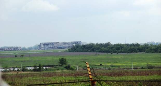 Фото сделано с позиций ВСУ, с которых как на ладони донецкий аэропорт и пригород столицы ДНР