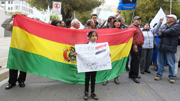 Юная активистка на митинге в Боливии