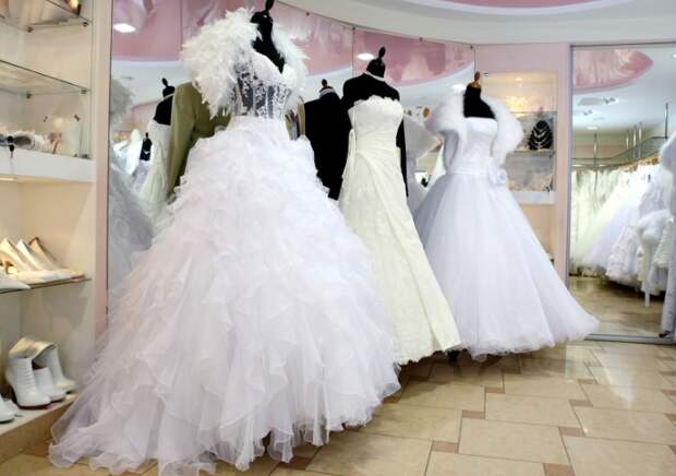 Зачастую после свадьбы платье просто пылится в шкафу / Фото: wedding.4banket.ru Зачастую после свадьбы платье просто пылится в шкафу / Фото: wedding.4banket.ru
