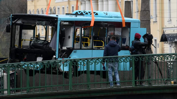 Автобусы компании «Такси» продолжают ходить по маршрутам даже после инцидента на Поцелуевом мосту