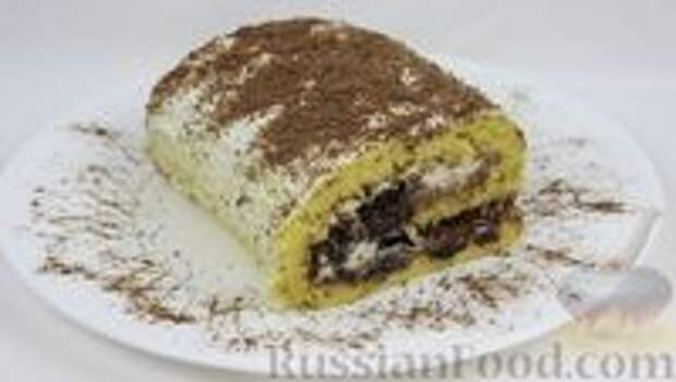 Фото к рецепту: Бисквитный рулет с черносливом и взбитыми сливками Фото к рецепту: Бисквитный рулет с черносливом и взбитыми сливками