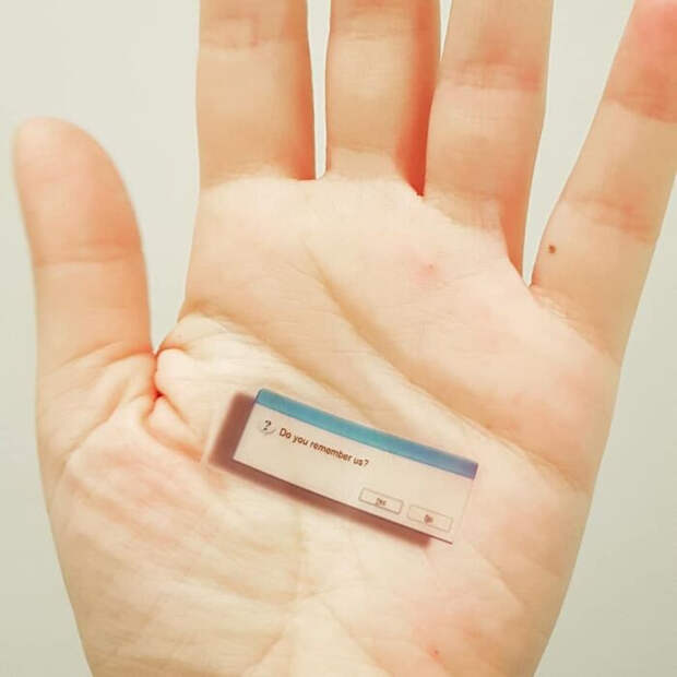 Художница использует свои руки в качестве холста