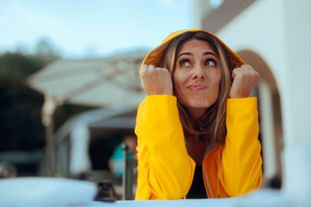 Одесситка эмоционально отреагировала на летящий по улице русский дрон