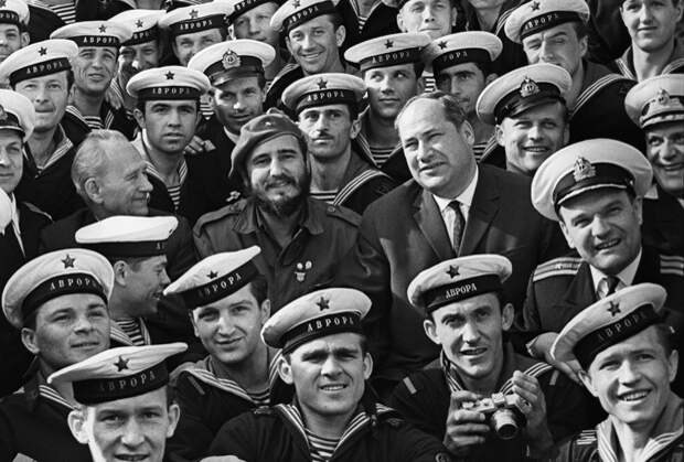 Кастро во время посещения крейсера «Аврора» в Ленинграде в 1963-м