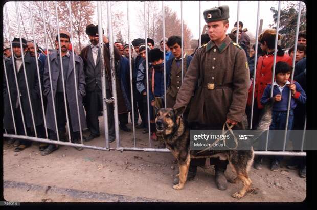 Лагерь таджикских беженцев возле пограничного поста п. Пяндж, декабрь 1992 г